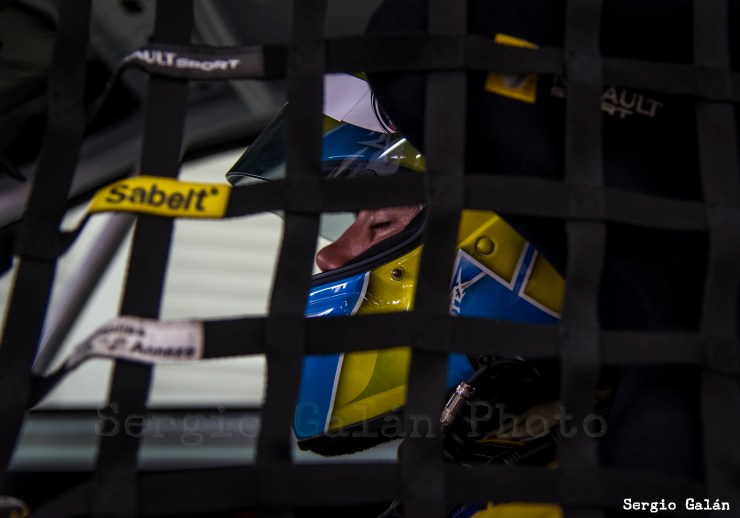 Marta concentrates right before getting out to drive in the last race of Challenge Clio Cup Endurance.